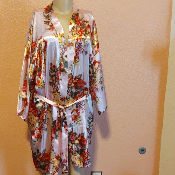 Like new Robe - Picture 2 of 7